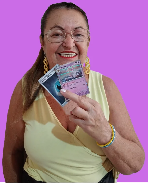 Dona Maria mostrando cartas de Pokémon